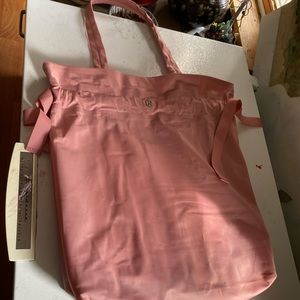 Lululemon Easy As Sunday Tote 19L